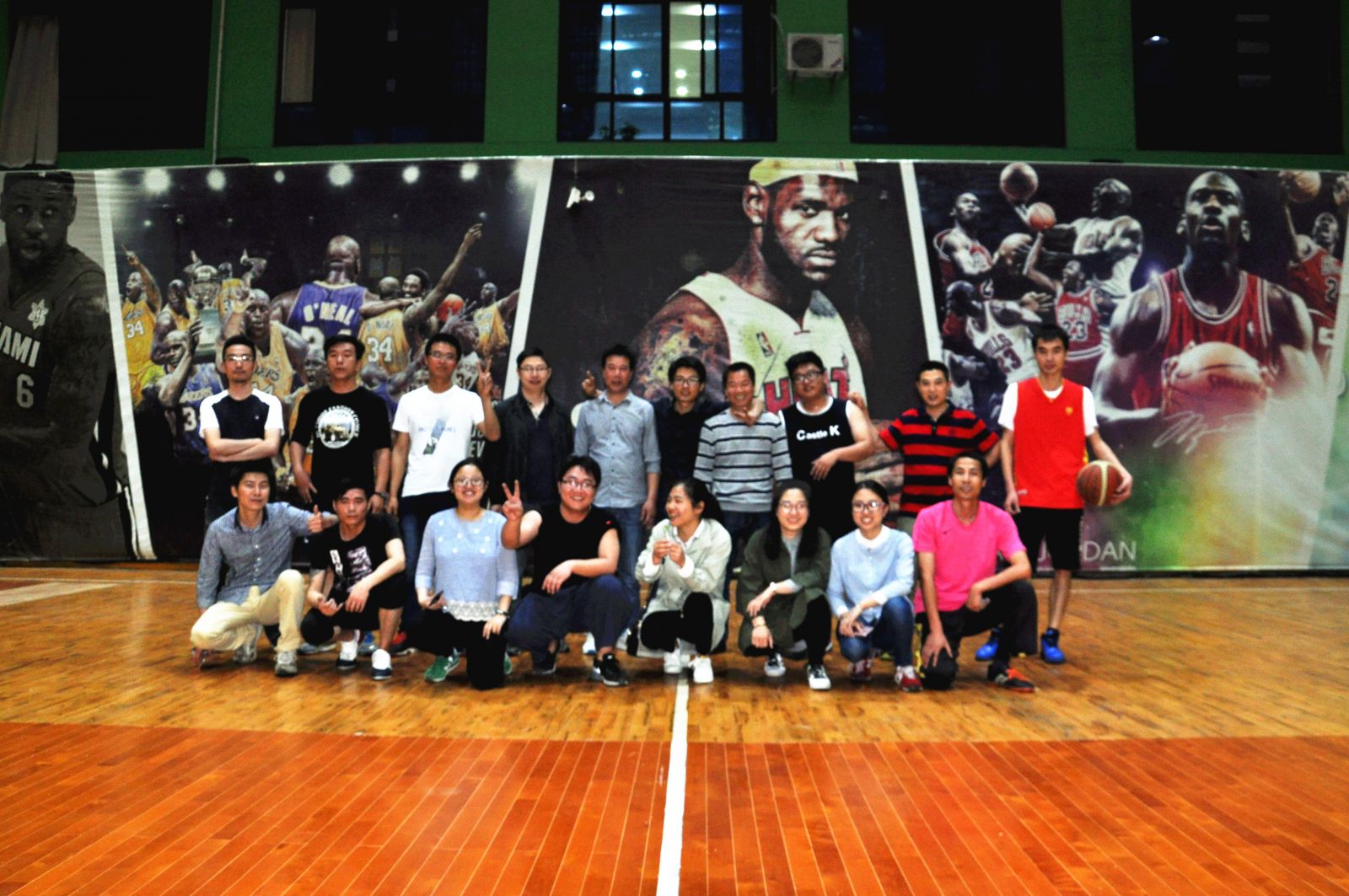 举手投足传递你我信任 团结拼搏彰显企业精神