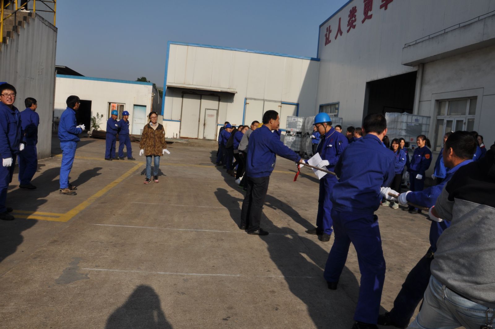 暖冬拔河，彰显团结与力量之美