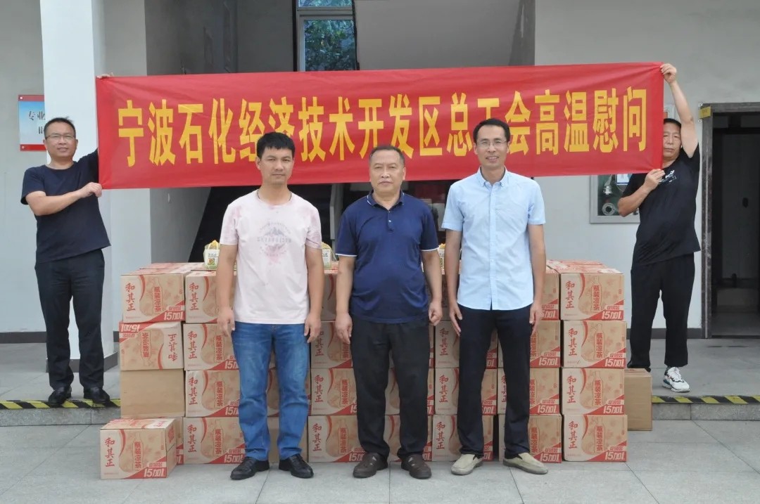 炎炎夏日送清凉 丝丝关爱寄深情